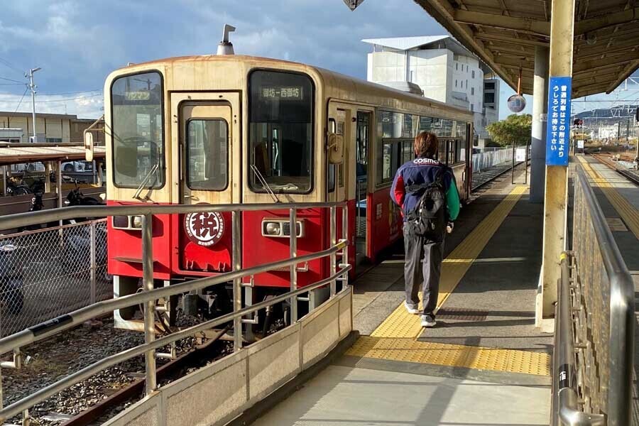 御坊駅で出発を待つ紀州鉄道の気動車（画像：高田泰）