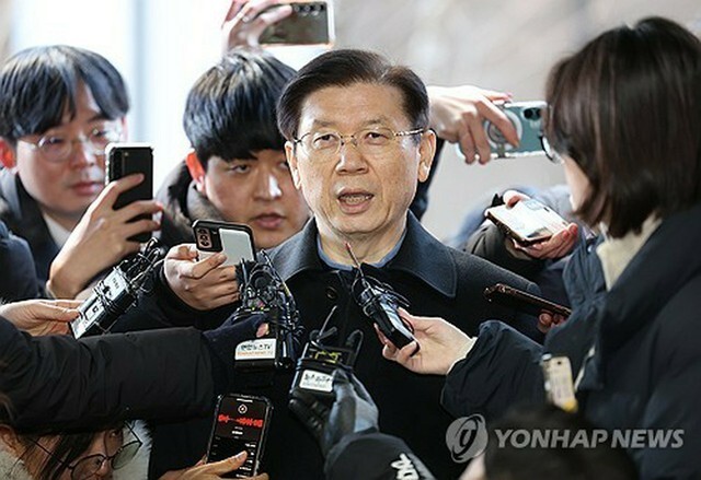 韓国の尹錫悦（ユン・ソクヨル）大統領に対する拘束令状の執行を妨害した疑いで出頭要請を受けていた大統領警護処の朴鍾俊（パク・ジョンジュン）処長が10日、ソウルの警察庁国家捜査本部に出頭した。朴氏はこれまで2度の出頭要請を拒否したが、3度目で応じた。出頭の際、報道陣に囲まれる朴氏＝（聯合ニュース）