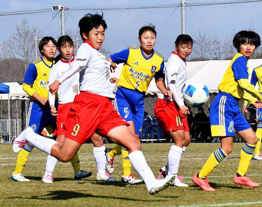 後半１３分、神村の安田（９）が先制ゴールを決める＝三木総合防災公園