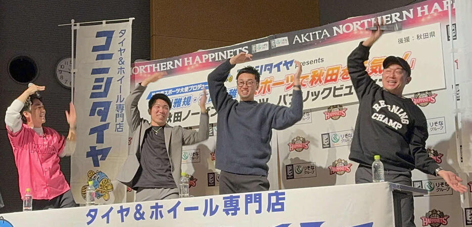 地元秋田でのイベントの壇上でポーズをとる阪神石井（左から2人目）右からヤクルト石川と石山（球団提供）