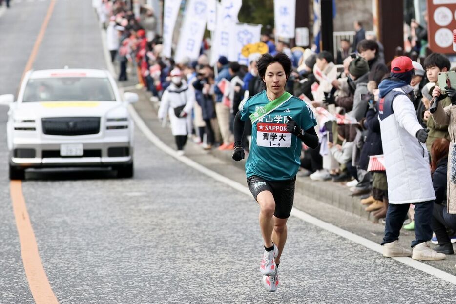 ６区、力走する青学大・野村昭夢（カメラ・小林　泰斗）