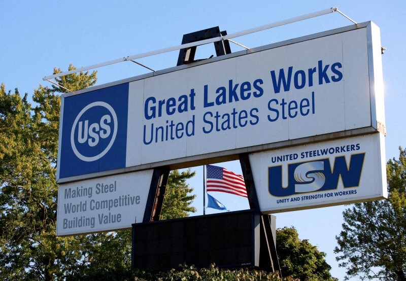 USスチール工場近くに立つ全米鉄鋼労働組合（USW）の看板＝米中西部ミシガン州で2024年9月、ロイター