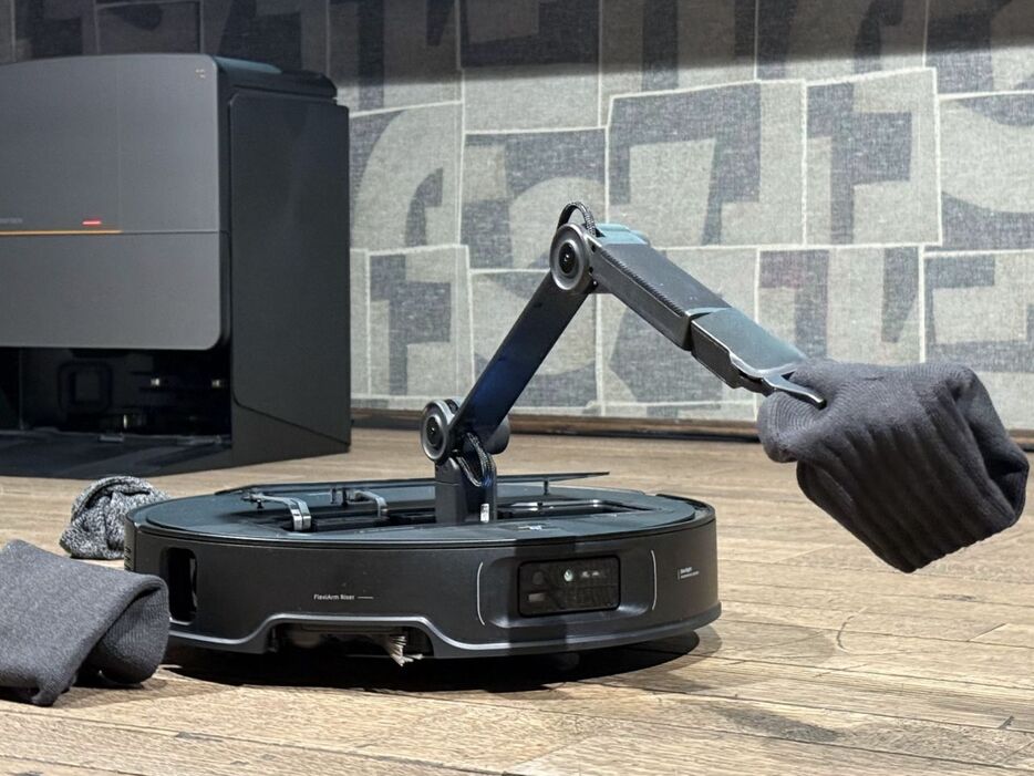 脱いだ靴下も拾ってくれるロボット掃除機「Roborock Saros Z70」の画像