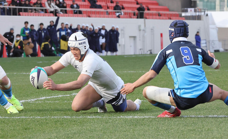 前半、桐蔭学園・松本桂太が先制のトライを決める　（カメラ・馬場　秀則）