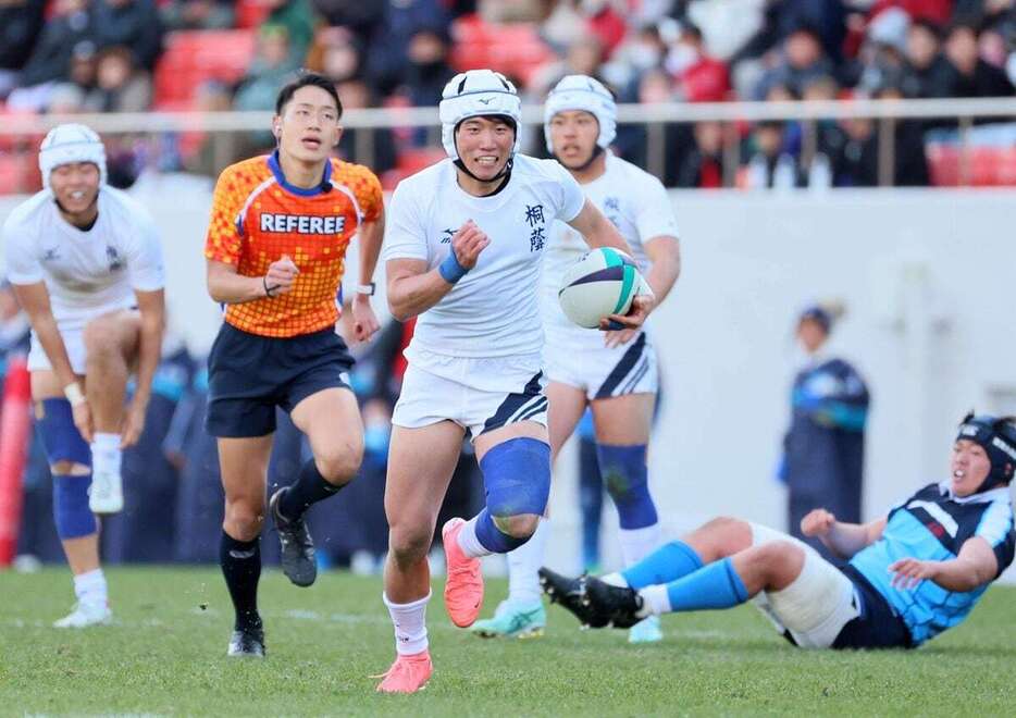 【桐蔭学園－東海大大阪仰星】後半11分、トライを奪う桐蔭学園の丹羽（中央）＝７日、花園ラグビー場（中島信生撮影）