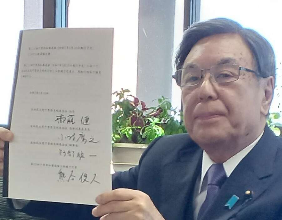 千葉県の熊谷俊人知事と交わした政策協定について説明する自民党県連の阿部紘一幹事長＝10日、千葉市