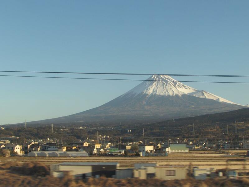 静岡県側から望む富士山。山梨県側では富士トラムの構想が進む