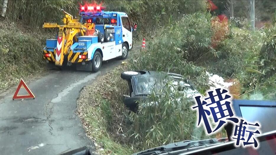 雪道で車が横転