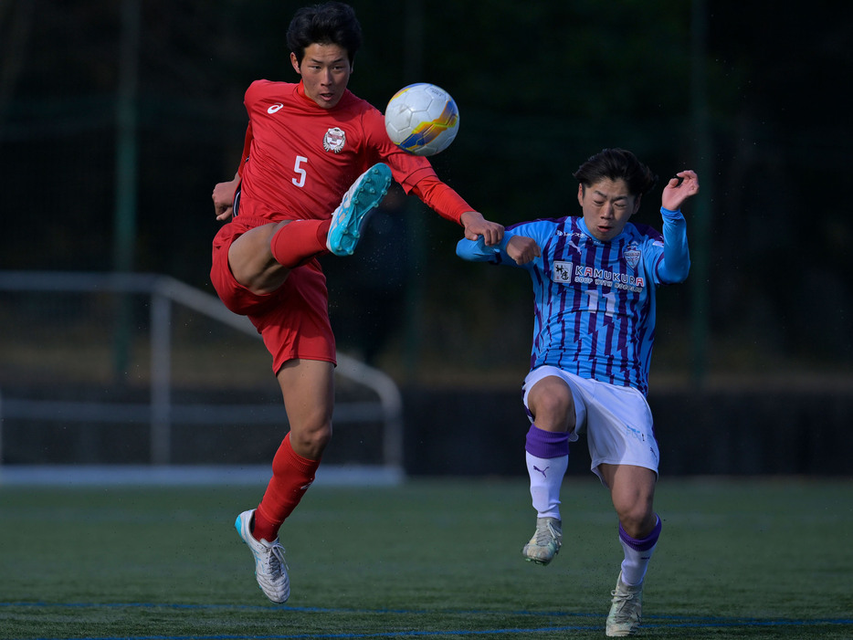 対人守備に自信を持つ東山高CB上山泰智(2年=セレッソ大阪U-15出身)が完封勝利に貢献(Koki NAGAHAMA/GEKISAKA)