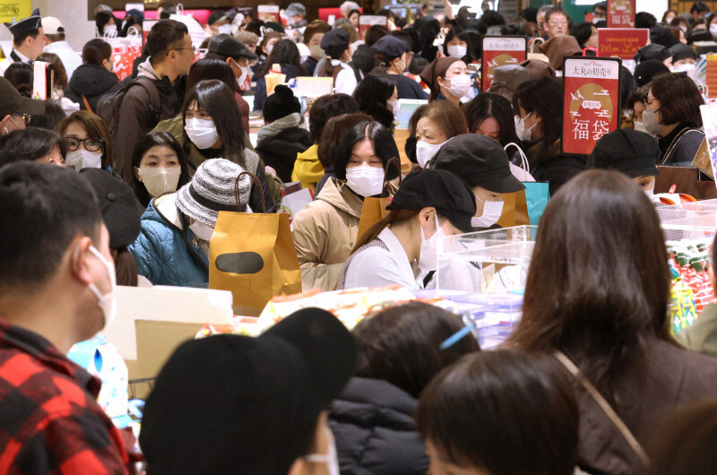 初売りで目当ての商品を求める大勢の人たち＝福岡市中央区の大丸福岡天神店で2025年1月3日、金澤稔撮影