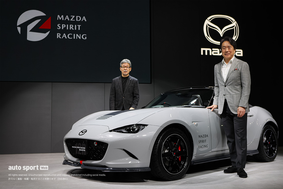 マツダが発表した限定モデルの『MAZDA SPIRIT RACING ROADSTER 12R』と、プレスカンファレンスに出席した毛籠勝弘社長（右）と前田育男マツダ・スピリット・レーシング代表（左）