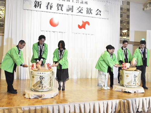 【鏡開きで新年を祝う代表者ら＝鈴鹿市稲生町の鈴鹿サーキットで】