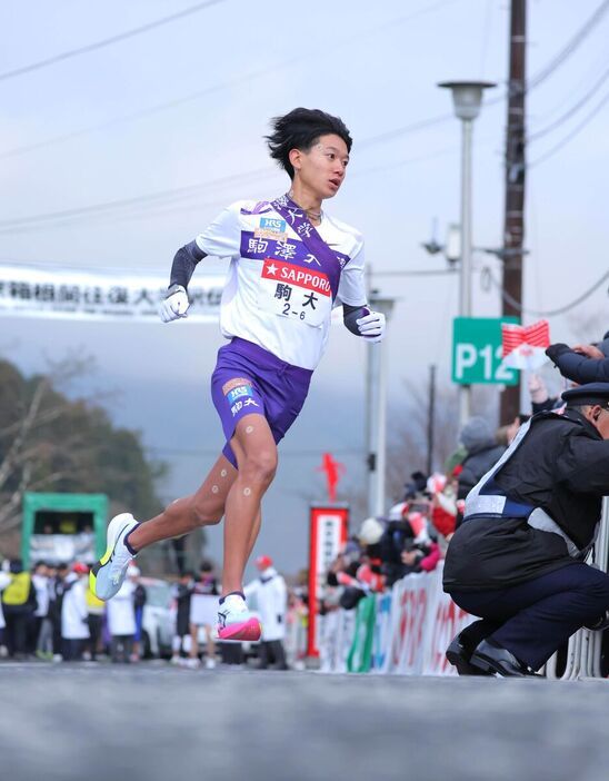 ６区、芦ノ湖をスタートする駒大・伊藤蒼唯（カメラ・宮崎　亮太）　