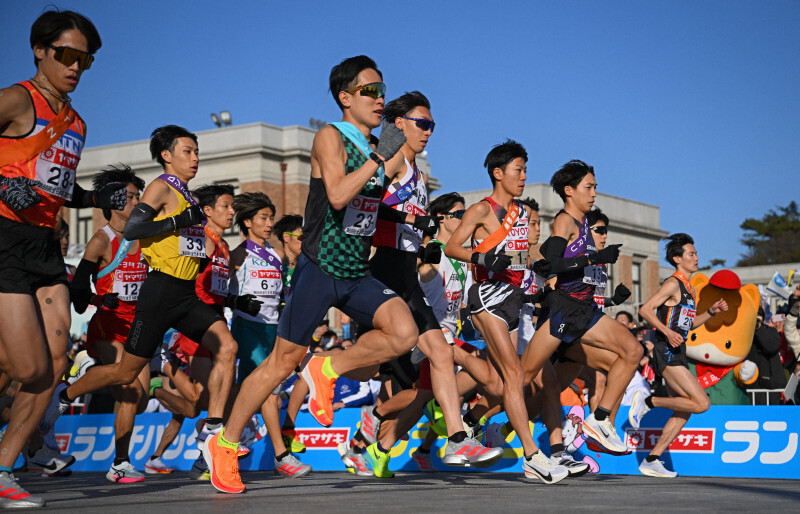 ニューイヤー駅伝で一斉にスタートする選手たち＝前橋市で2025年1月1日、藤井達也撮影