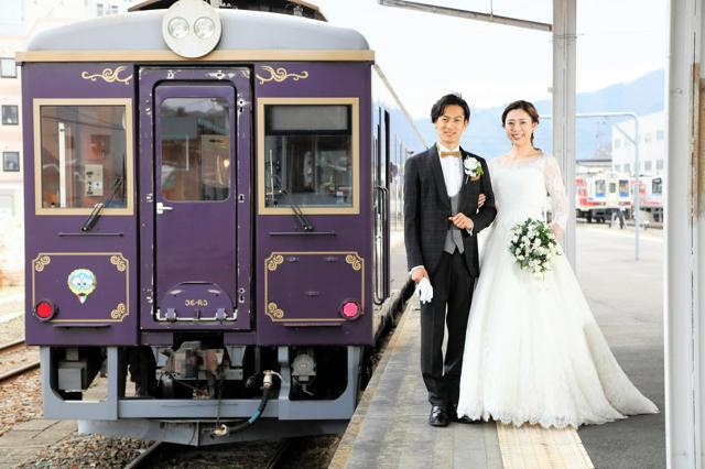 三陸鉄道のレトロ列車を貸し切りにして、走行する車内で結婚式を挙げられる=浄土ケ浜パークホテル提供