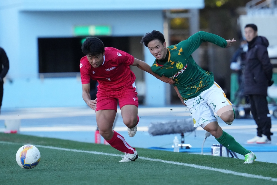 東福岡（赤）が粘り強い守りで無失点に抑え、PK戦を制して勝ち上がった（写真◎小山真司）