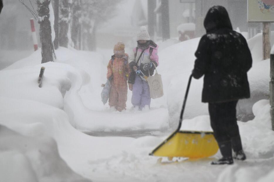 雪が積もった福島県猪苗代町＝9日午後