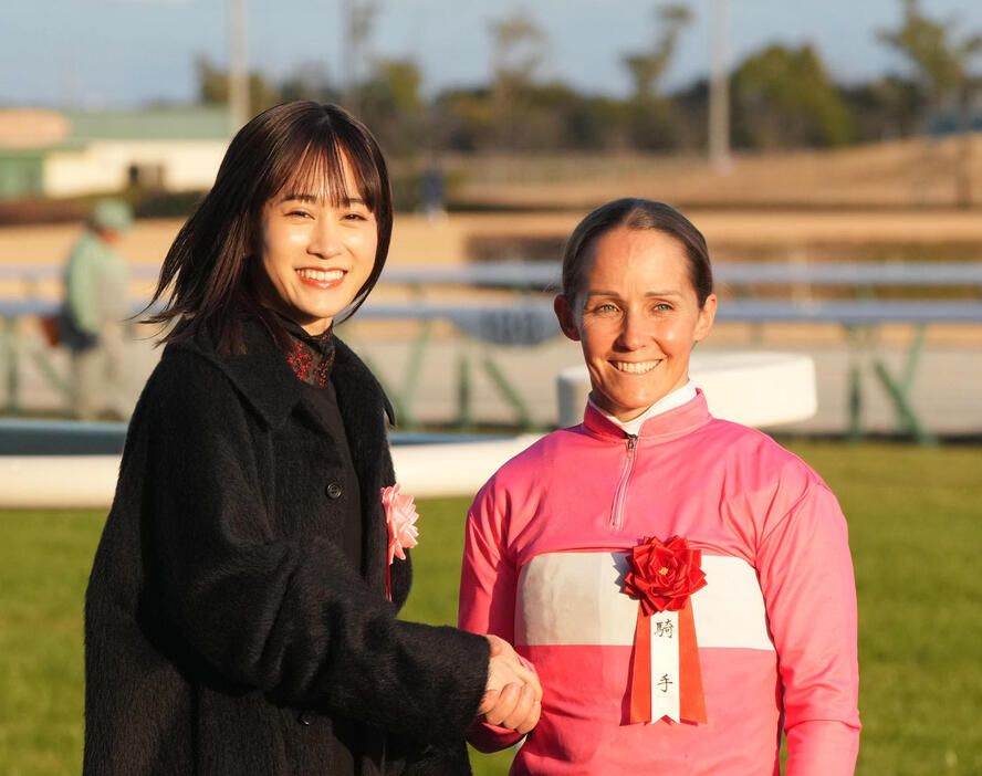 京都金杯を制したキング騎手（右）と握手を交わすプレゼンターの前田敦子（撮影・森本幸一）