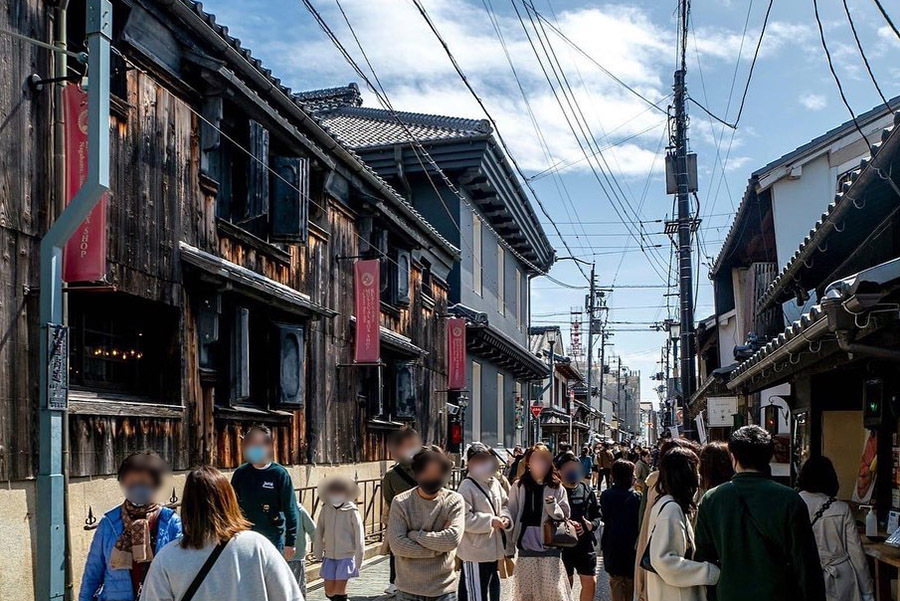 かつてはシャッター街だったとは思えない！　続々と観光客が訪れている（黒壁スクエアの公式Instagramより）