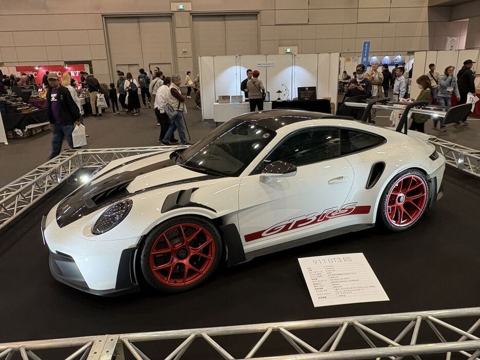 タミヤフェア会場に展示されてた911GT3 RSの実車。ちなみに実車でのホワイトボディはスペシャルカラー（他にシルバーとグレーがある）で、赤と黒がスタンダードカラーとなる