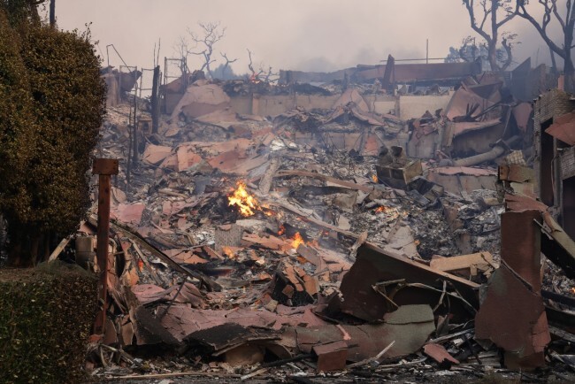 アメリカの山火事の様子が衝撃的すぎる…アンソニー・ホプキンス、パリス・ヒルトンほかセレブたちの家が次々全焼