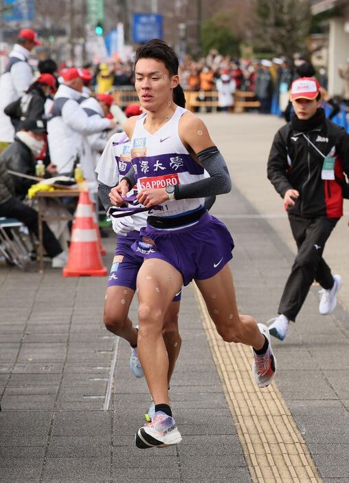 力走する7区の駒大・佐藤圭汰　＝神奈川県小田原市（撮影・佐藤徳昭）