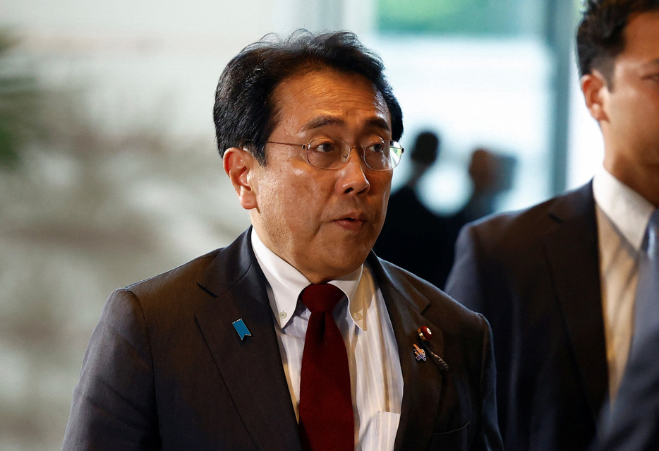 　１月８日、赤沢亮正経済再生相（写真）は都内で講演し、物価は政府・日銀が目標とする「２％に収束しつつあり、これに負けない賃上げが可能」との認識を示した。写真は２０２４年１０月、都内で撮影（２０２５年　ロイター/Issei Kato）