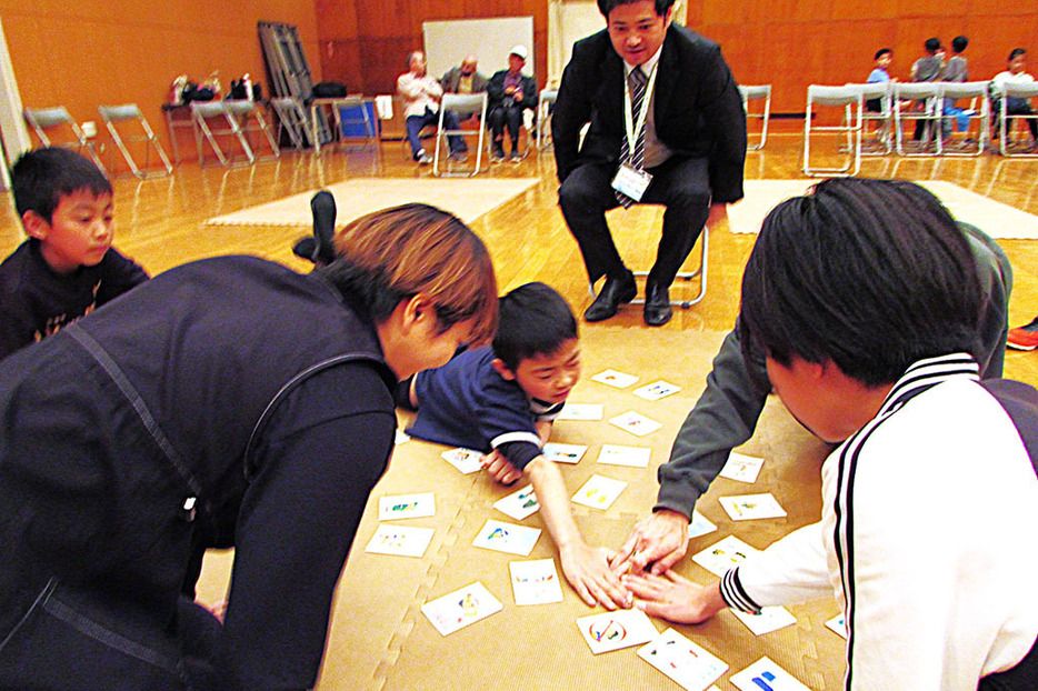 島口のことわざかるたで競った参加者たち＝6日、徳之島町生涯学習センター(提供写真)