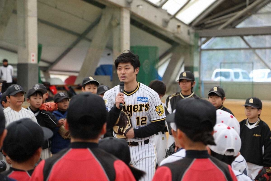 兵庫県養父市で野球教室に参加した阪神・坂本（中央）（球団提供）　