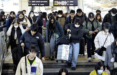 Ｕターンラッシュなどで混雑する新幹線のホーム（４日午前９時５３分、ＪＲ東京駅で）＝片岡航希撮影