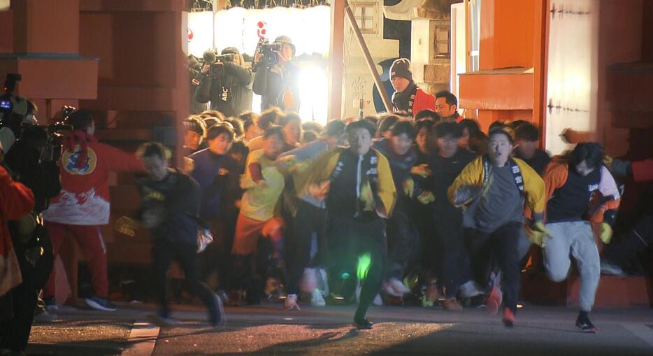 西宮神社で行われた新年恒例の「福男選び」