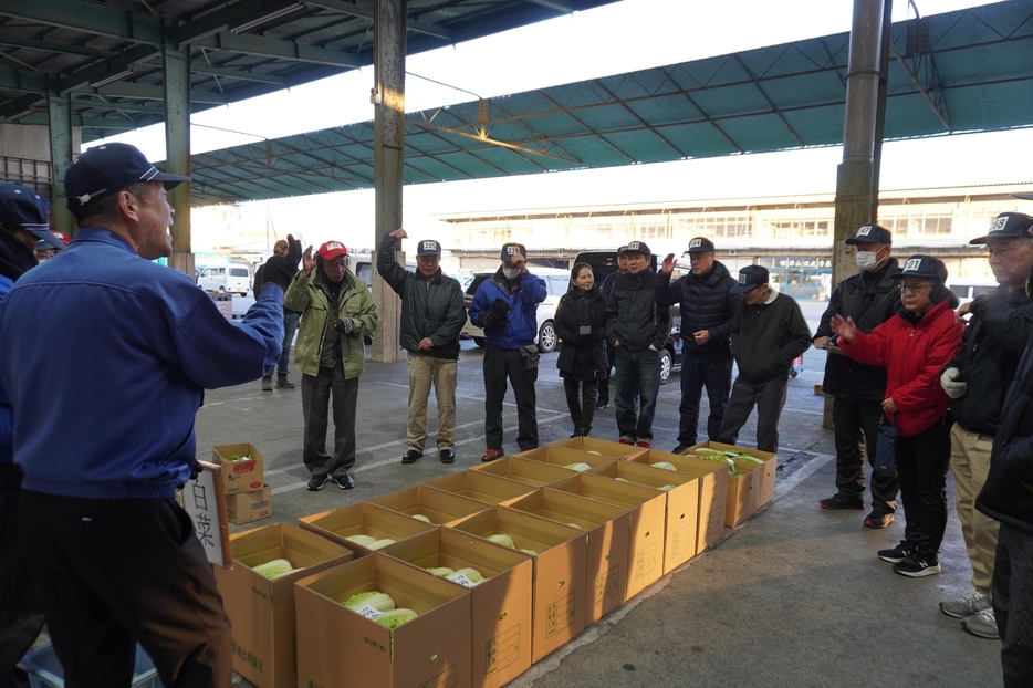 初市の地物野菜をせり落とす仲買人たち＝岡山県津山市、津山中央青果で