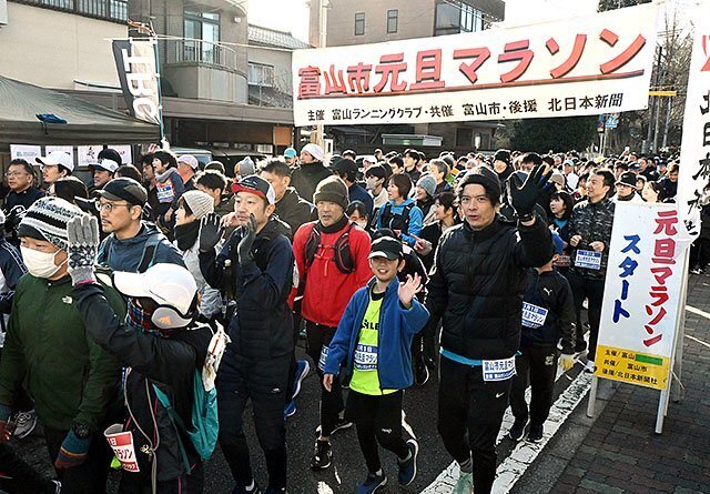 一斉にスタートする参加者＝富山市安野屋町