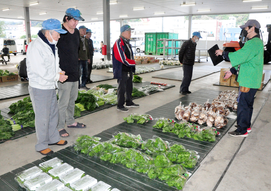 威勢のいい掛け声が響いた名瀬中央青果の初競り＝5日、鹿児島県奄美市名瀬