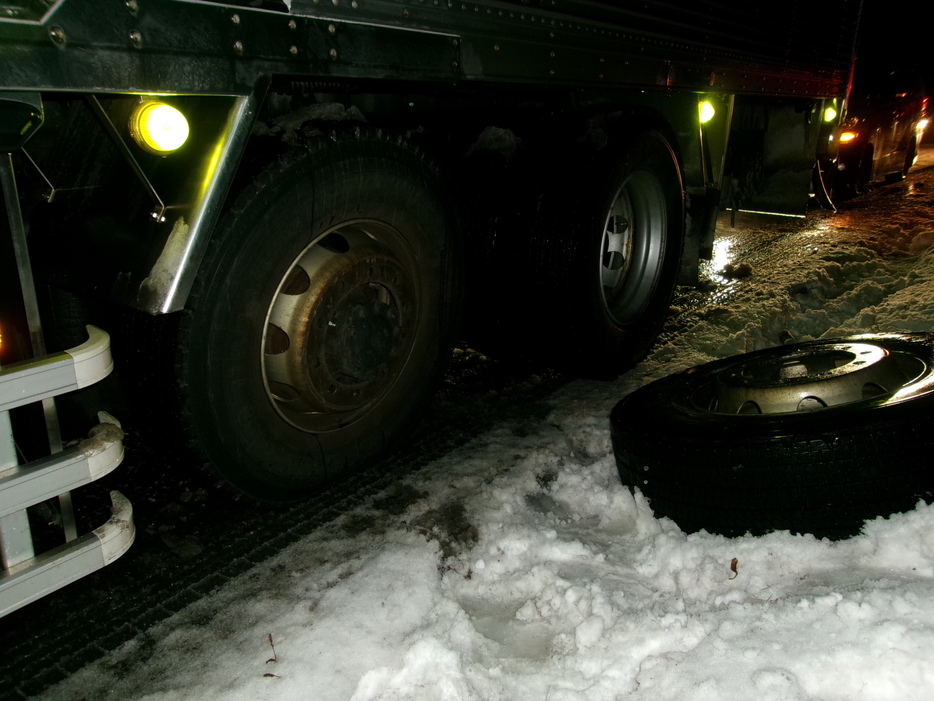 タイヤが脱落した大型トラック（道警提供）