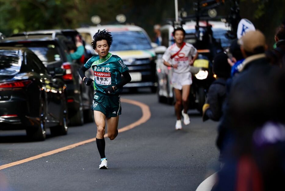 ５区、中大・園木大斗を抜く青学大・若林宏樹(カメラ・小林　泰斗)