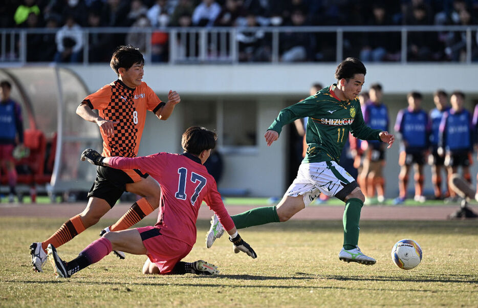 後半4分、先制点を決めた静岡学園・加藤（右）