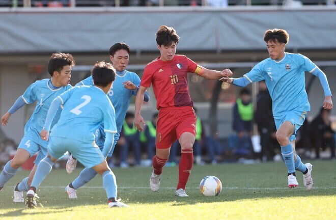 主将でありエースとして最後までゴールを狙い続けた斎藤瑛太（10番）。写真：窪田亮