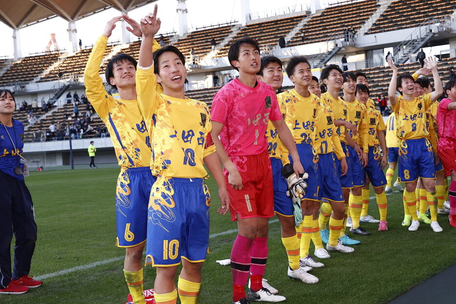 勝利にわく上田西高イレブン(写真協力『高校サッカー年鑑』)(HIGH SCHOOL SOCCER YEARBOOK)