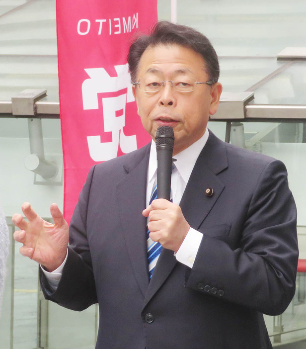 街頭演説する公明党の西田実仁幹事長＝３日午前、横浜駅前