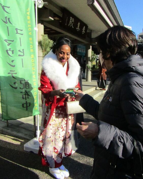 “勝ち豆”ブルーマウンテンコーヒーを手渡すリチャーズ駐日ジャマイカ大使