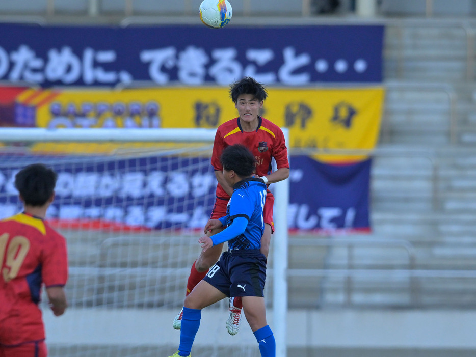 札幌大谷高のU-16日本代表候補CB大石蓮斗(2年=アンフィニMAKI.FC出身)が高さを発揮。(写真協力=高校サッカー年鑑)(Koki NAGAHAMA/GEKISAKA)