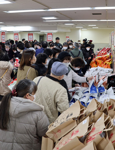 お目当ての福袋を買い求める客＝長崎市、浜屋百貨店