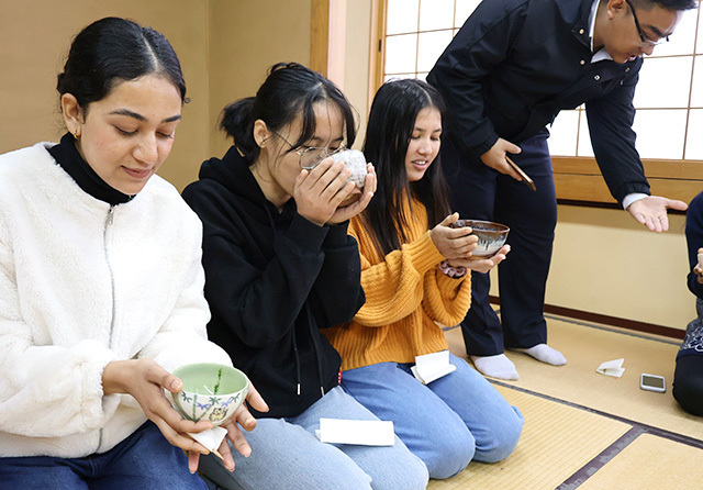 作法を学びながら抹茶を味わう留学生たち＝山形市・山形Ｖ．カレッジ