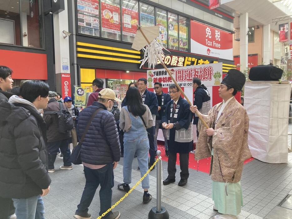 餅を配る様子