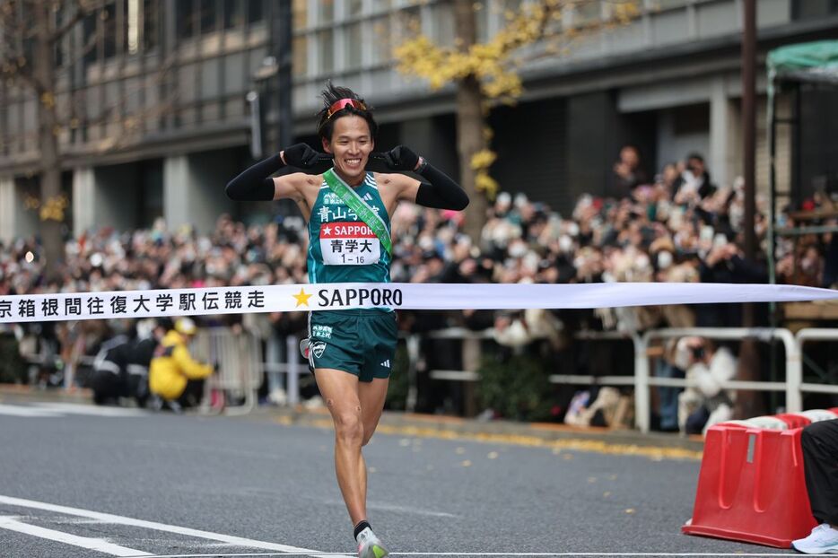 トップでゴールする青学大・アンカーの小河原陽琉