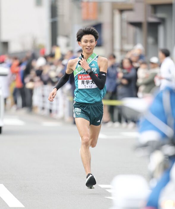 ９区を力走する青学大・田中悠登（カメラ・小林　泰斗）