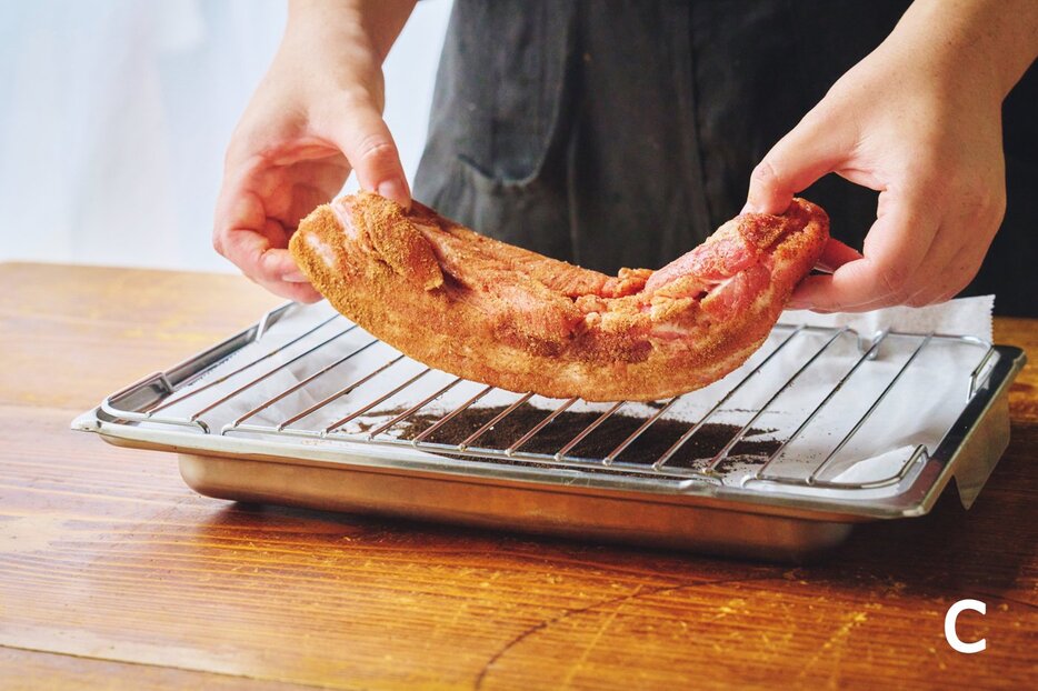 香りのつきづらい脂身を下にして焼きましょう