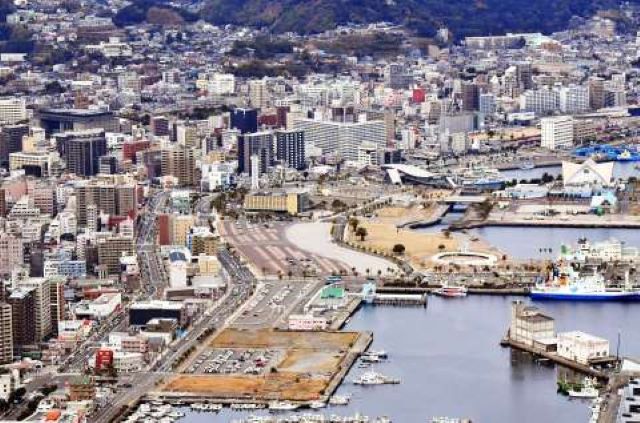 鹿児島県が新総合体育館の整備を計画しているドルフィンポート跡地（中央）＝鹿児島市（本社チャーター機から撮影）