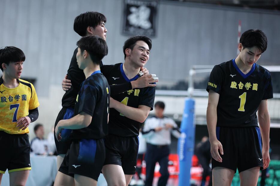 大会3連覇、今季の高校三冠にあと2勝と迫った駿台学園（東京①）【写真：月刊バレーボール】